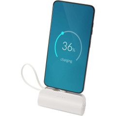 Alnair powerbank o pojemności 5000 mAh i mocy 10 W, wykonany z tworzyw sztucznych pochodzących z recyklingu, z wbudowaną podstaw